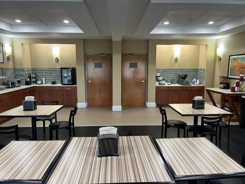 餐飲選擇, Cedartown Inn & Suites in 錫達敦