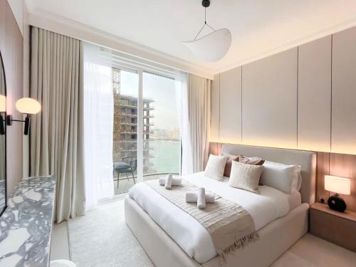 Emaar Palace Beach Front Apartment with Balcony Pool & Atlantis Views l Palm Dubai in Madinat Zayid