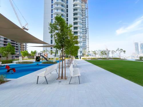 Emaar Palace Beach Front Apartment with Balcony Pool & Atlantis Views l Palm Dubai in Madinat Zayid