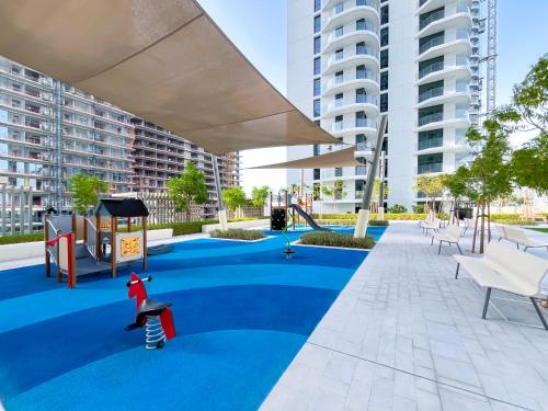 Emaar Palace Beach Front Apartment with Balcony Pool & Atlantis Views l Palm Dubai in Madinat Zayid