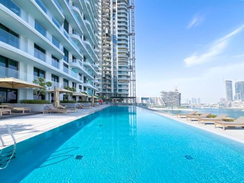 Emaar Palace Beach Front Apartment with Balcony Pool & Atlantis Views l Palm Dubai in Madinat Zayid