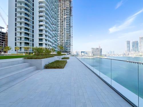 Emaar Palace Beach Front Apartment with Balcony Pool & Atlantis Views l Palm Dubai in Madinat Zayid