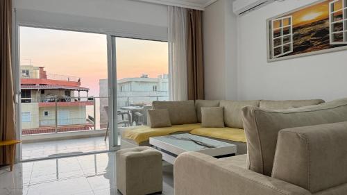 Orges Apartment - Top-Lage in Saranda mit Balkon und Meerblick, Polisi i Vogël