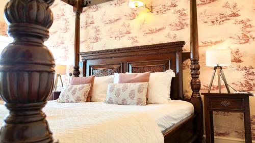 Double room, four poster