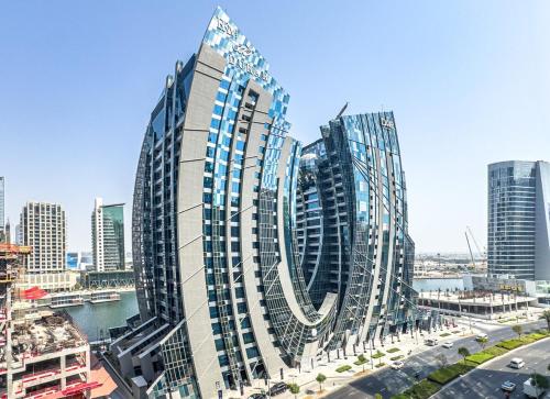 Stylish 2 BR Business Bay - Canal View - Gym and Pool, Дубай (фото 2)