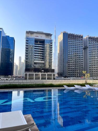 Stylish 2 BR Business Bay - Canal View - Gym and Pool, Дубай (фото 5)