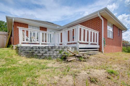 3 Mi to Escambia Bay Home with Deck and Private Yard! in Avalon (FL)