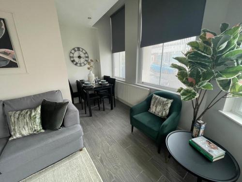 Woolton Escape Light-filled Free Parking in Halewood