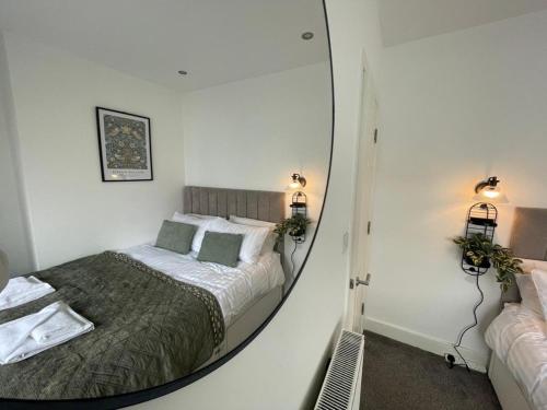 Woolton Escape Light-filled Free Parking in Halewood