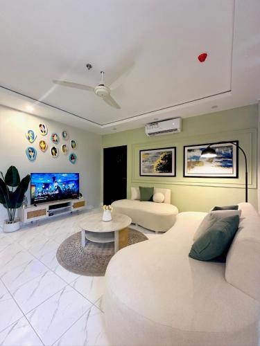 ห้องส่วนกลางสำหรับนั่งเล่น/ดูทีวี, Cozy 1BR Designer Apartment, Gulberg Greens in โปลิสฟาวเดชั่น