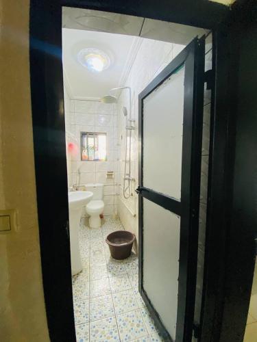 Stylish Apt Designer Kitchen in 布納貝里