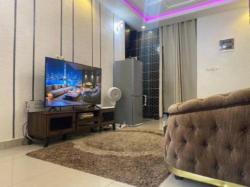 Stylish Apt Designer Kitchen in 布納貝里