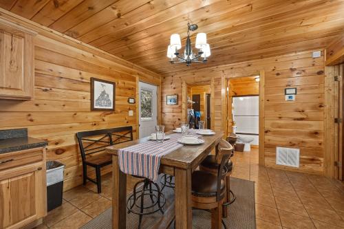 Rustic Romance by American Patriot Getaways in 鴿子谷市郊