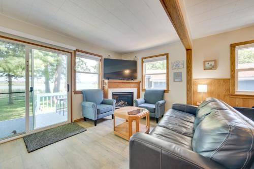 East Tawas Lakefront Getaway with Kayaks and Deck in East Tawas, USA