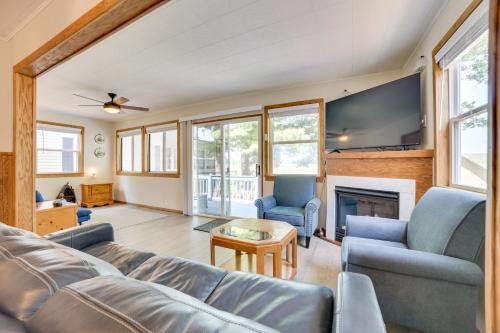 East Tawas Lakefront Getaway with Kayaks and Deck in East Tawas, USA