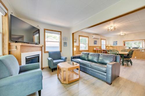 East Tawas Lakefront Getaway with Kayaks and Deck in East Tawas, USA