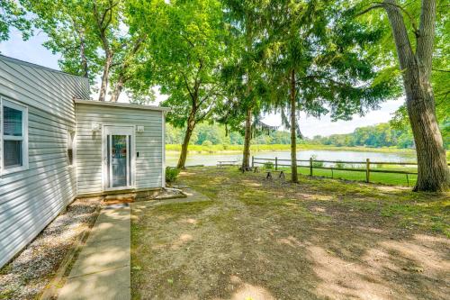 Cozy House on Meadowbrook Lake: Serene, Scenic! in Stow (Ohio)