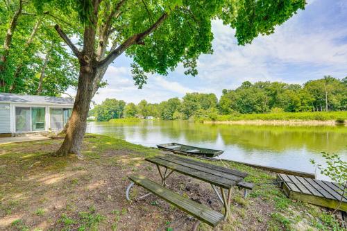 Cozy House on Meadowbrook Lake: Serene, Scenic! in Stow (Ohio)