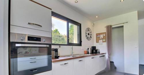 Konyha, Magnifique Villa en bord de mer à Fort-Bloqué (Magnifique Villa en bord de mer a Fort-Bloque) near Lorient repülőtér