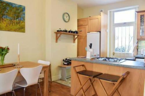 Charming 2 Bed Home 3 mins from Arsenal Station - image 3