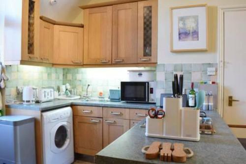 Charming 2 Bed Home 3 mins from Arsenal Station - image 2