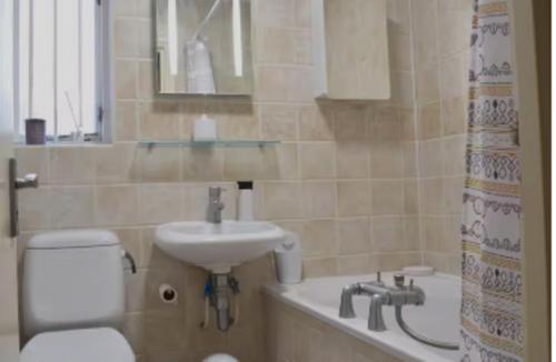 Charming 2 Bed Home 3 mins from Arsenal Station - image 5