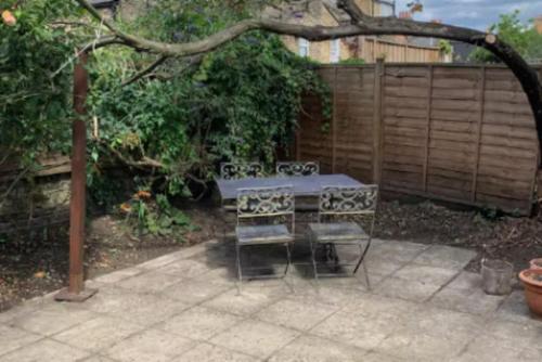 Charming 2 Bed Home 3 mins from Arsenal Station - image 14