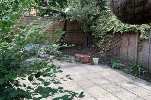 Charming 2 Bed Home 3 mins from Arsenal Station - image 8