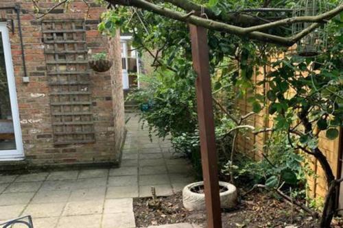 Charming 2 Bed Home 3 mins from Arsenal Station - image 9