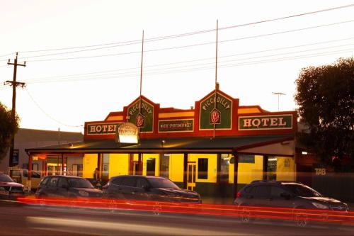 ทัศนียภาพภายนอกโรงแรม, The Piccadilly Hotel in คาลกูรลี