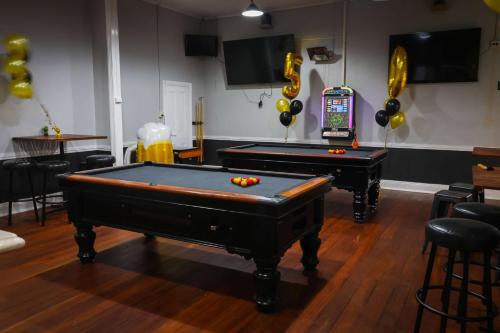 กิจกรรม, The Piccadilly Hotel in คาลกูรลี