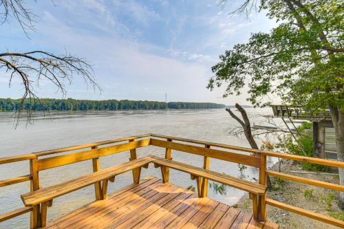 Scenic Views and Yard Mississippi River Retreat! in 克林頓