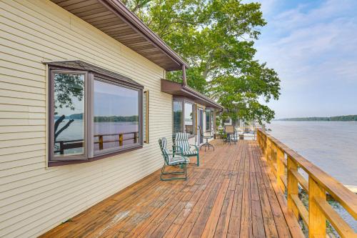 Scenic Views and Yard Mississippi River Retreat! in 克林頓