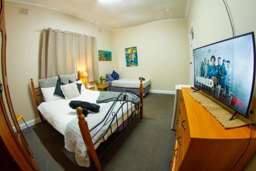 The Piccadilly Hotel in คาลกูรลี