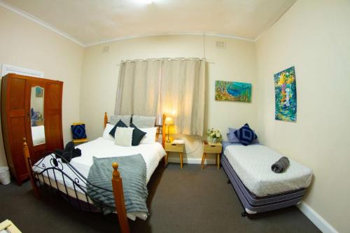 The Piccadilly Hotel in คาลกูรลี