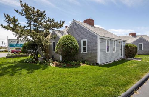 Charming Beachside Bungalow - image 6