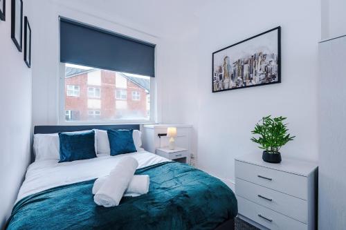 FREE parking, LARGE House for Contractors & Families, Sleeps 10, 25 mins to ALTON TOWERS in Dresden