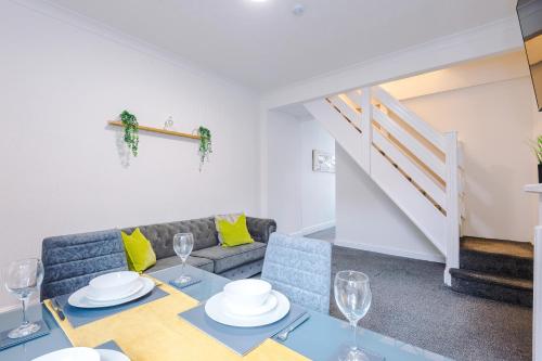 FREE parking, LARGE House for Contractors & Families, Sleeps 10, 25 mins to ALTON TOWERS in Dresden