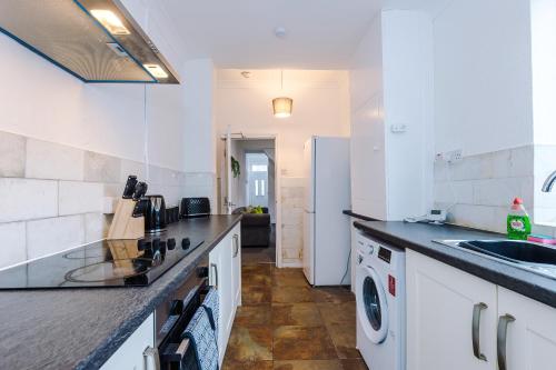 FREE parking, LARGE House for Contractors & Families, Sleeps 10, 25 mins to ALTON TOWERS in Dresden