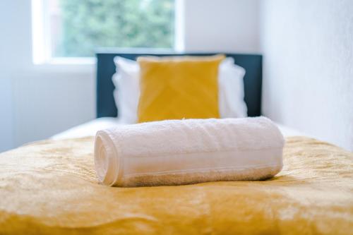 FREE parking, LARGE House for Contractors & Families, Sleeps 10, 25 mins to ALTON TOWERS in Dresden