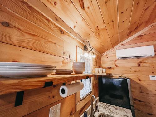 Cabin #1 Studio With Kitchenette in Hartwell, USA