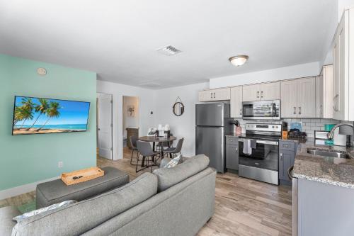 Off the Charts Inn in Saint James City