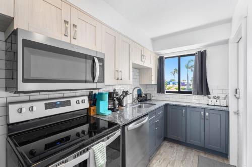 Off the Charts Inn in Saint James City