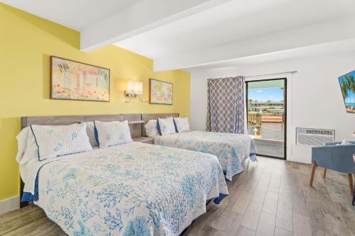 2 queen beds, 1 sofa bed