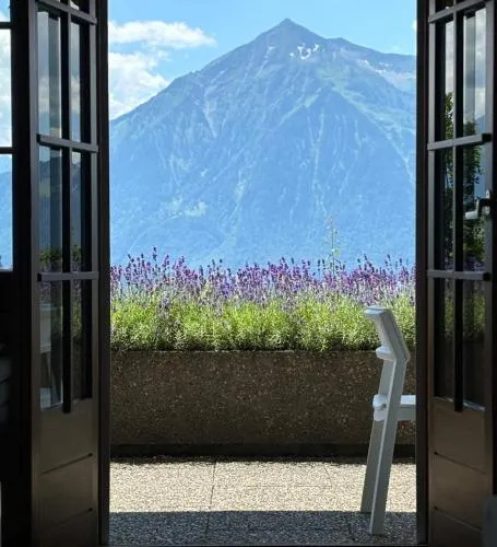 Amazing Lake Views-Cozy Retreat-King Bed in Aeschlen ob Gunten, Schweiz