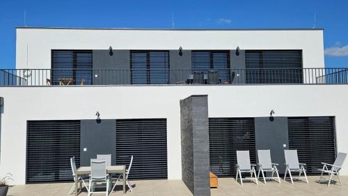 Balkons/terase, Moderný apartmán 2 s veľkou terasou (Moderny apartman 2 s velkou terasou) in Bobrova