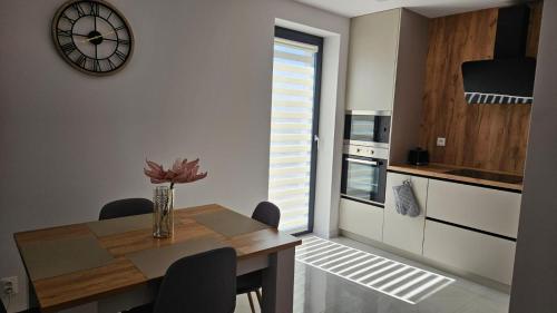 Moderný apartmán 2 s veľkou terasou (Moderny apartman 2 s velkou terasou) in Bobrova