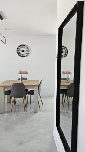 Moderný apartmán 2 s veľkou terasou (Moderny apartman 2 s velkou terasou) in Bobrova