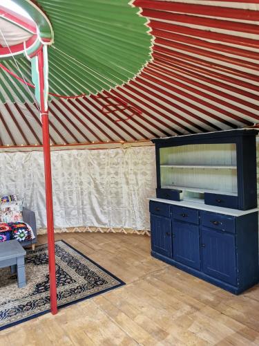 Nomad's Cottage and Yurt in Ballinasloe