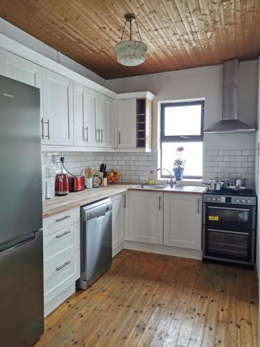 Nomad's Cottage and Yurt in Ballinasloe